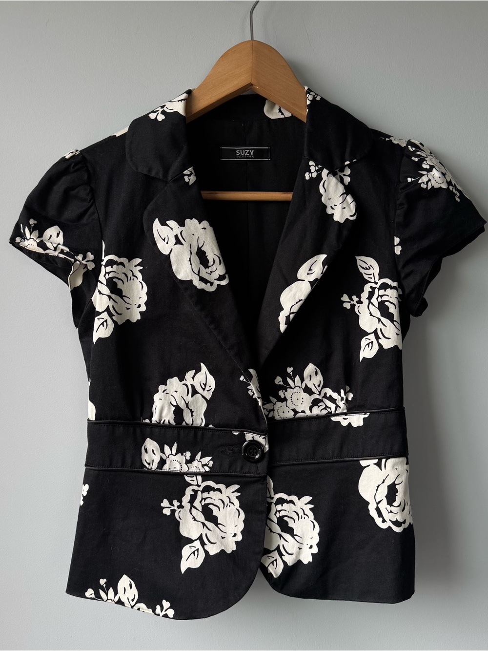 (S) SUZY Black & White Floral Short Sleeve Blazer